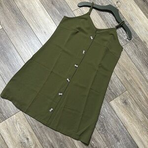 🛍️ 95% polyester 5% spandex green sleeveless dress. New no tag.